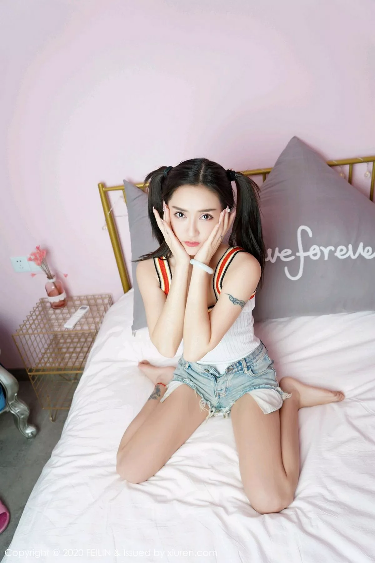 秀人集.com_[FeiLin嗲囡囡]VOL.228_双马尾辫嫩模刀妹私房性感牛仔短裤半脱秀苗条身材写真99P