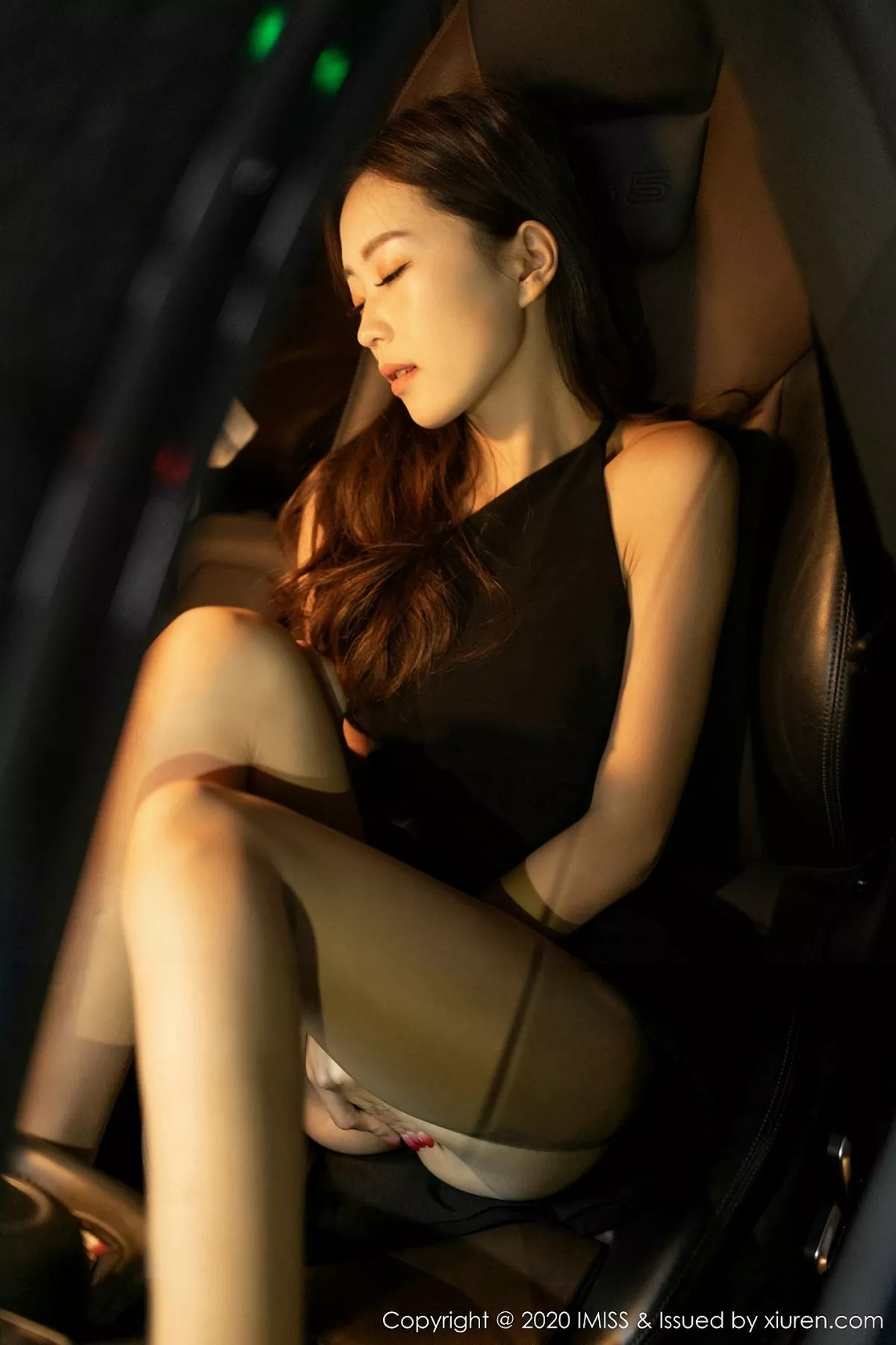 秀人集.com_[IMISS爱蜜社]Vol.448_嫩模杨紫嫣Cynthia车拍主题职业秘书装配开档黑丝诱惑写真41P