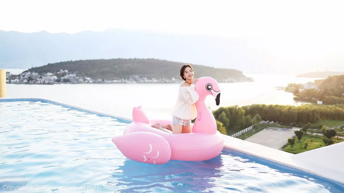 秀人集.com_[XiuRen秀人网]No.1956_嫩模艺儿拿铁户外泳池边纯白上衣配牛仔短裤清新风迷人写真42P