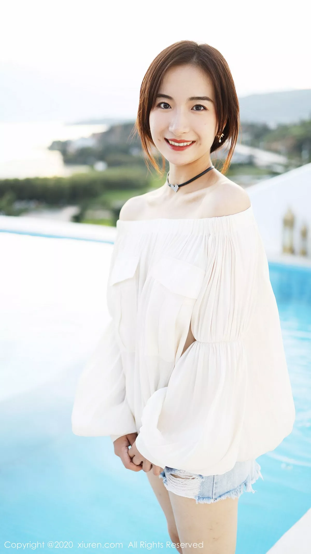 秀人集.com_[XiuRen秀人网]No.1956_嫩模艺儿拿铁户外泳池边纯白上衣配牛仔短裤清新风迷人写真42P