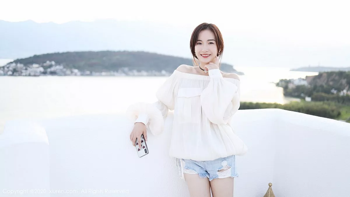 秀人集.com_[XiuRen秀人网]No.1956_嫩模艺儿拿铁户外泳池边纯白上衣配牛仔短裤清新风迷人写真42P