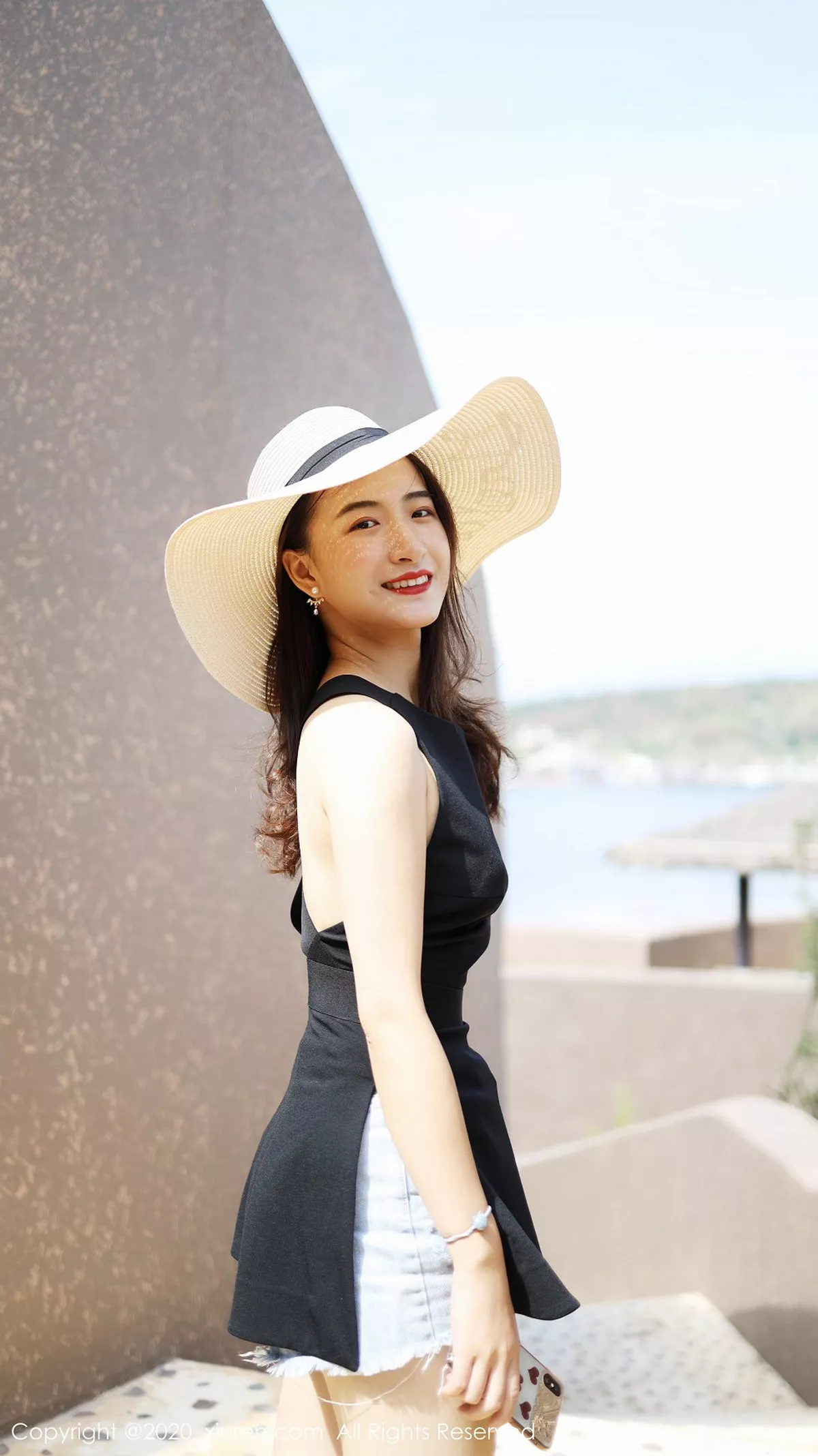 秀人集.com_[XiuRen秀人网]No.1956_嫩模艺儿拿铁户外泳池边纯白上衣配牛仔短裤清新风迷人写真42P