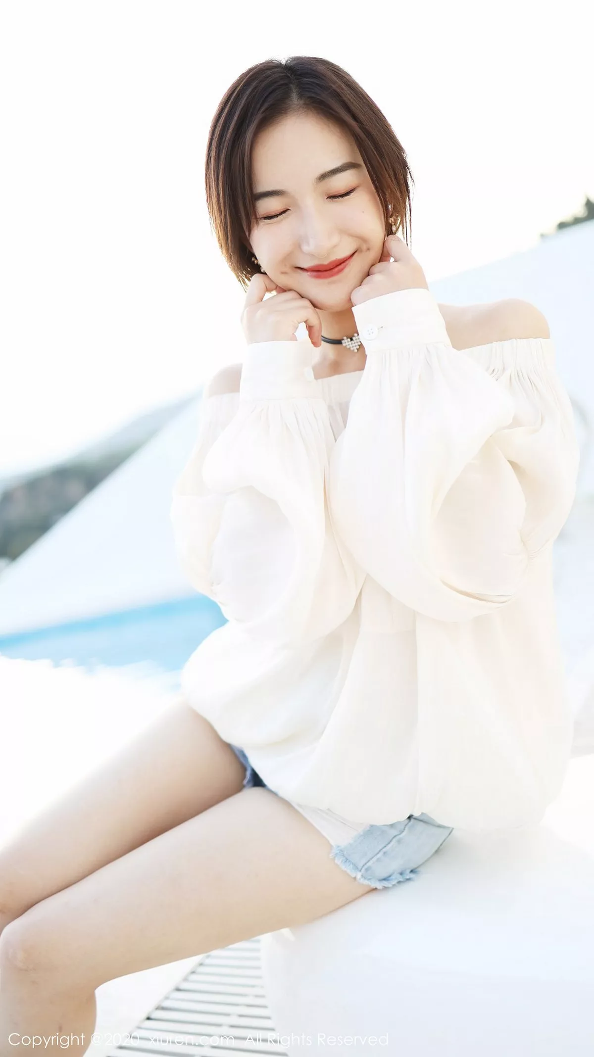 秀人集.com_[XiuRen秀人网]No.1956_嫩模艺儿拿铁户外泳池边纯白上衣配牛仔短裤清新风迷人写真42P