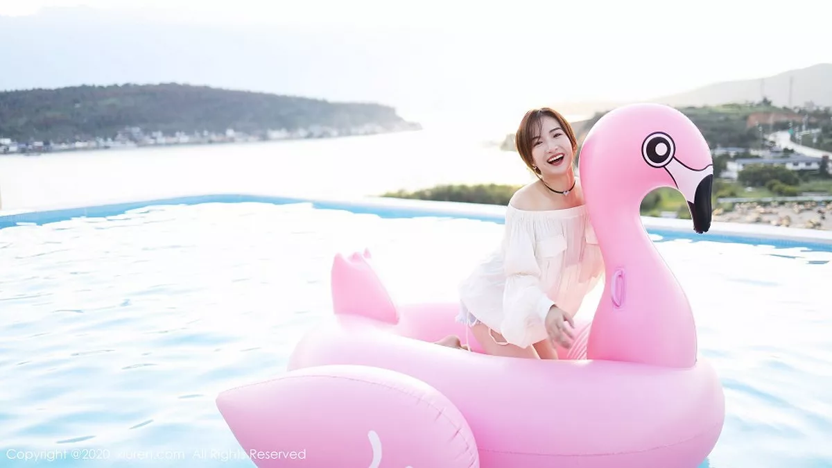 秀人集.com_[XiuRen秀人网]No.1956_嫩模艺儿拿铁户外泳池边纯白上衣配牛仔短裤清新风迷人写真42P