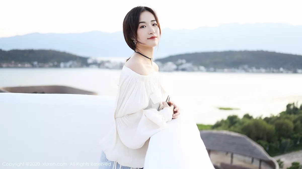 秀人集.com_[XiuRen秀人网]No.1956_嫩模艺儿拿铁户外泳池边纯白上衣配牛仔短裤清新风迷人写真42P