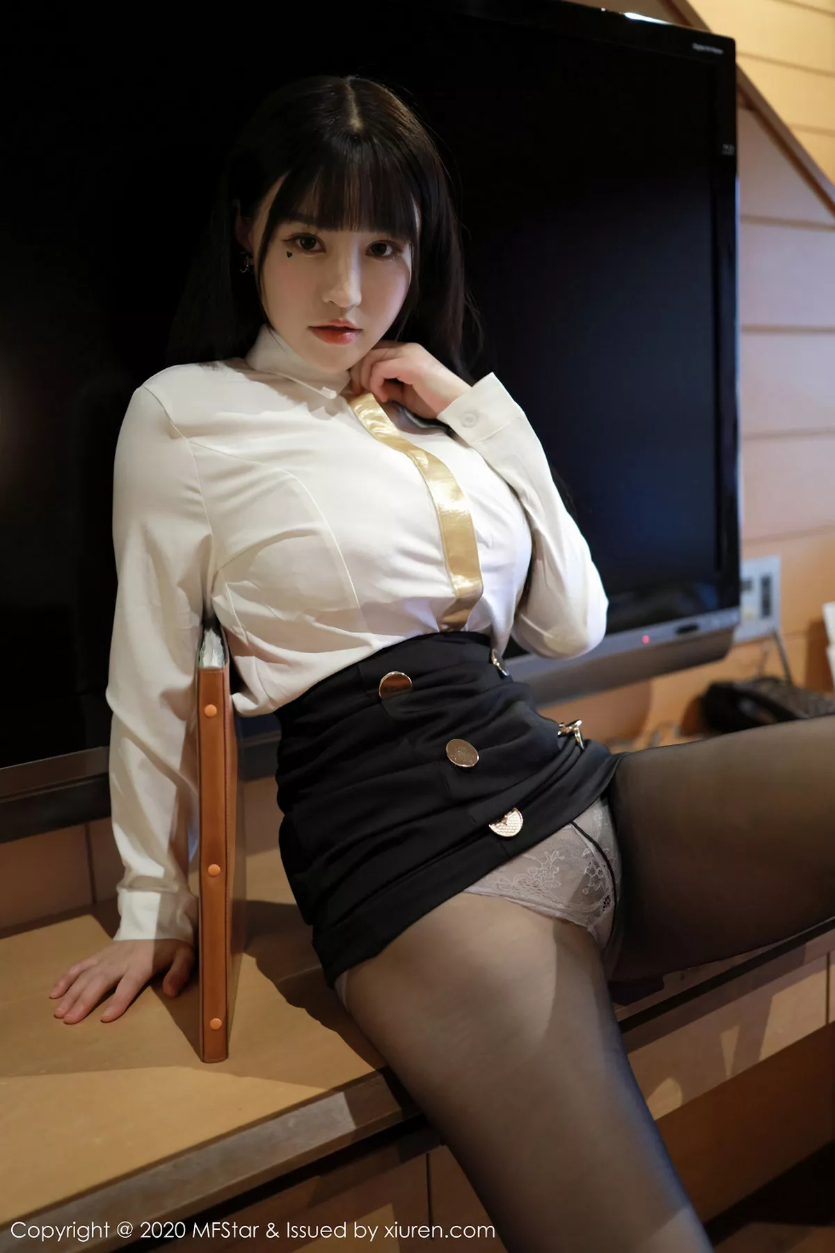 秀人集.com_[MFStar模范学院]Vol.267_嫩模朱可儿北海道旅拍酒店经理主题黑丝制服诱惑写真70P