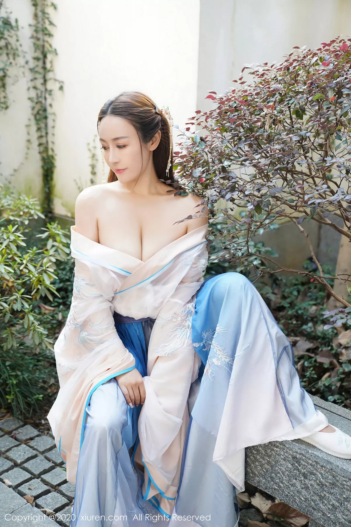 秀人集.com_[XiuRen秀人网]No.1983_嫩模周井空室外园林古装服饰半脱秀火辣身材撩人诱惑写真41P