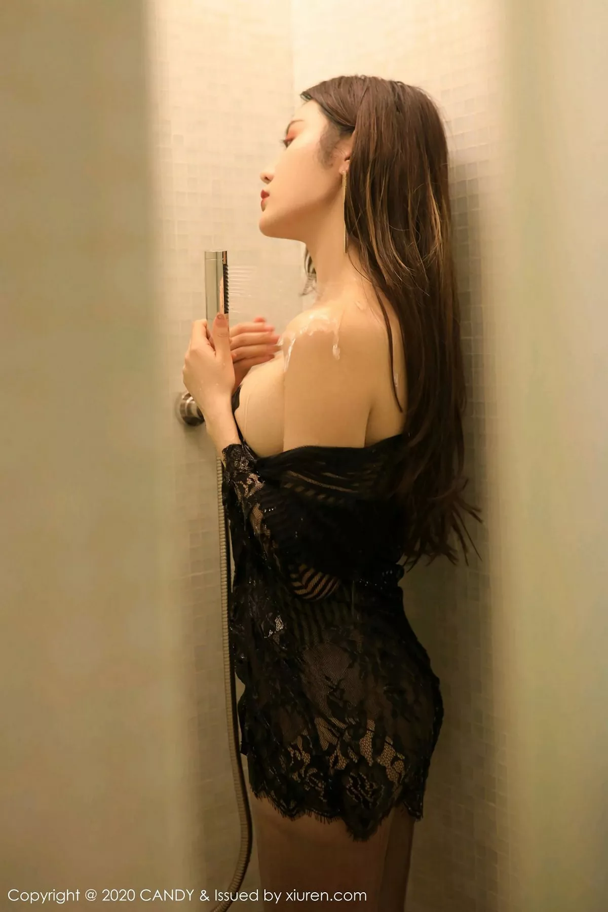 秀人集.com_[Candy网红馆]Vol.078_女神Cris_卓娅祺私房浴室里全裸上身露豪乳胶带遮点诱惑写真59P