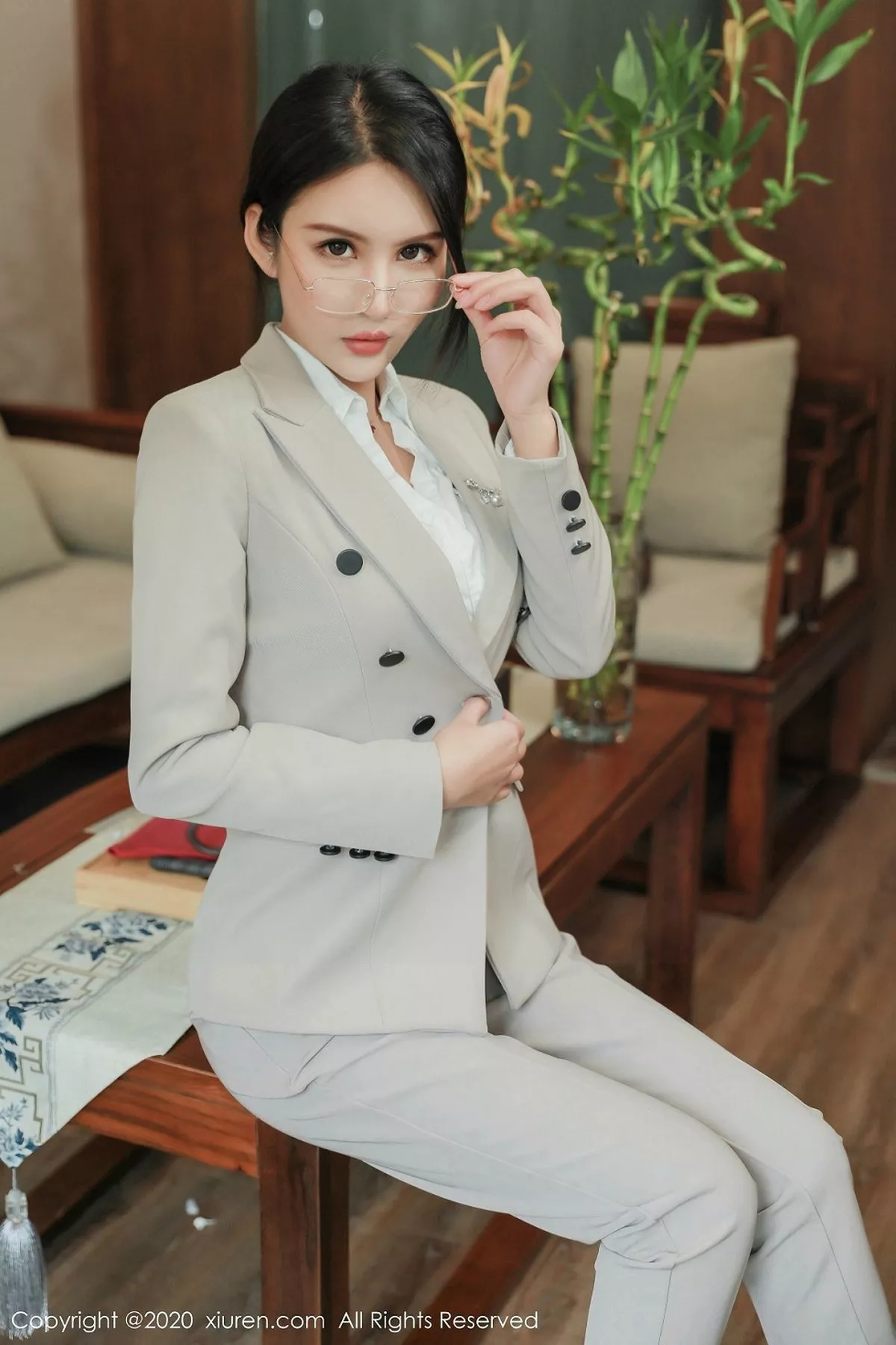 秀人集.com_[XiuRen秀人网]No.2098_嫩模Emily顾奈奈私房OL制服半脱露无内肉丝风骚诱惑写真86P