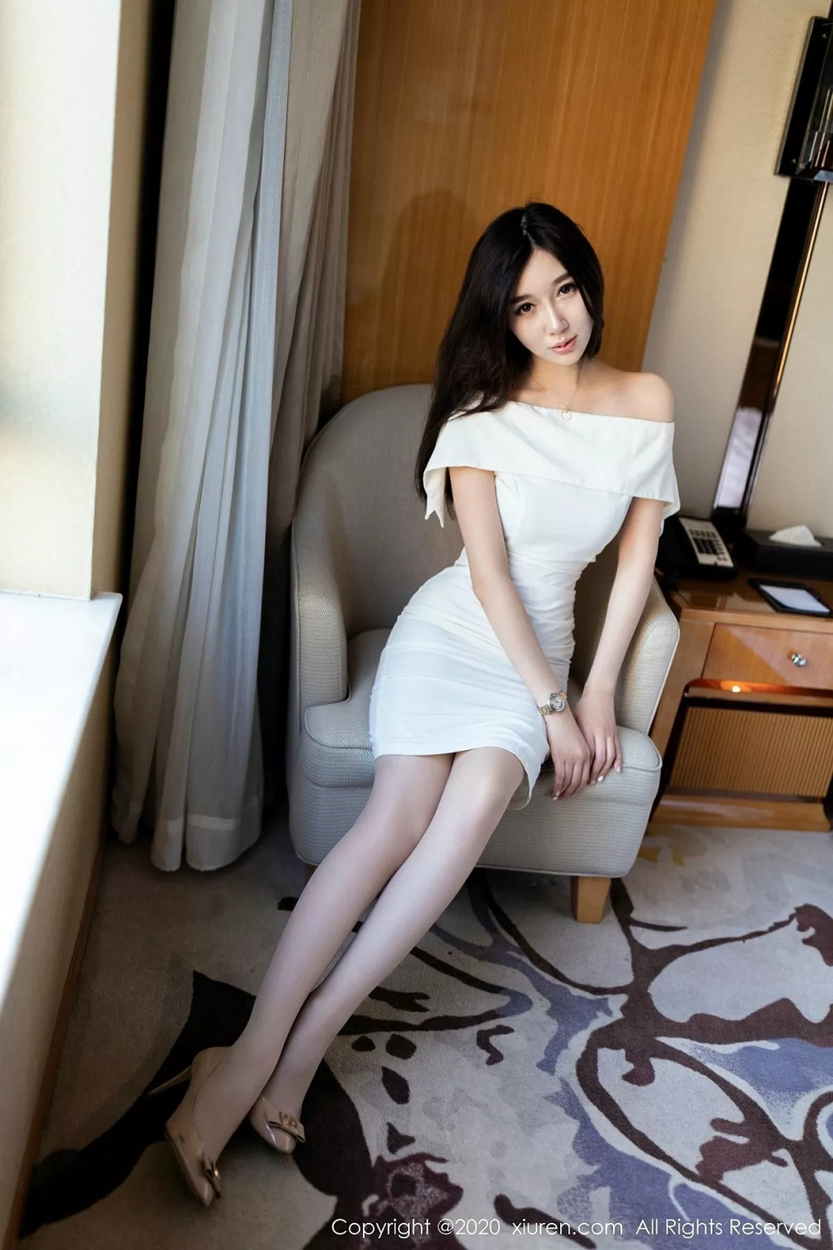 秀人集.com_[XiuRen秀人网]No.2097_嫩模伊思思niko白色典雅气质长裙配肉丝袜秀美腿玉足性感写真40P