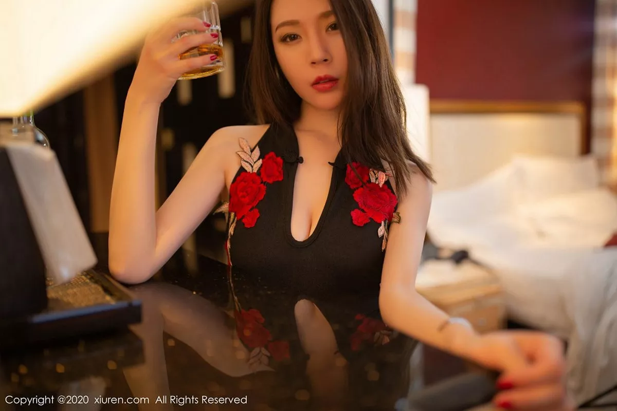 秀人集.com_[XiuRen秀人网]No.2103_嫩模梦心月美国旅拍私房黑丝内衣半脱秀丰乳肥臀诱惑写真66P