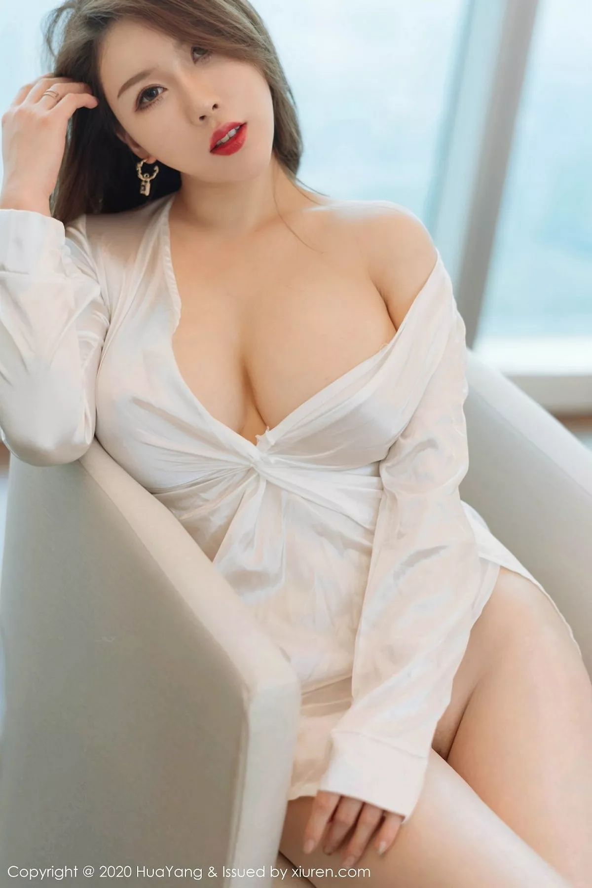 秀人集.com_[HuaYang花漾]Vol.240_女神Egg-尤妮丝银色丝质睡衣真空露豪乳无内肉丝诱惑写真56P
