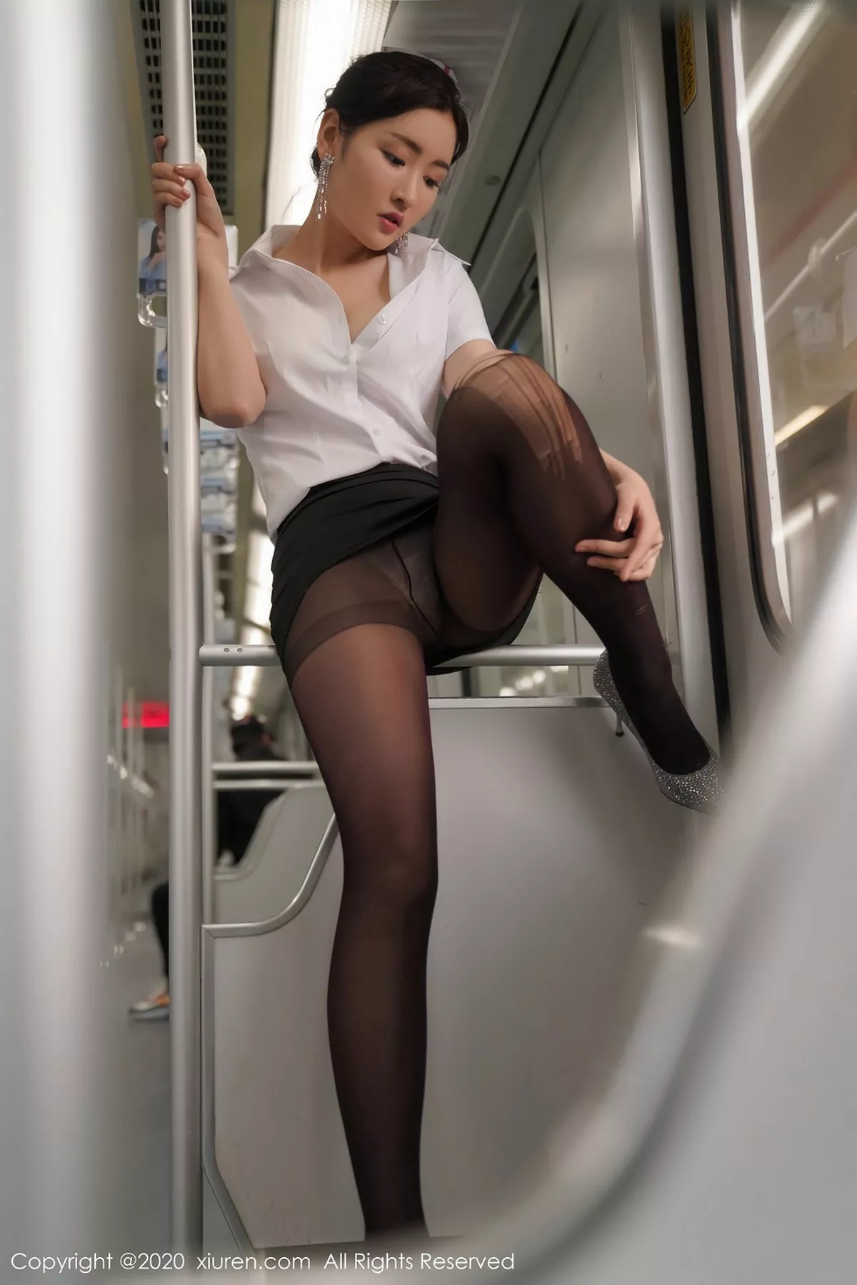 秀人集.com_[XiuRen秀人网]No.2202_嫩模沈梦瑶地铁场景主题性感秘书制服黑短裙下黑丝美腿诱惑写真140P