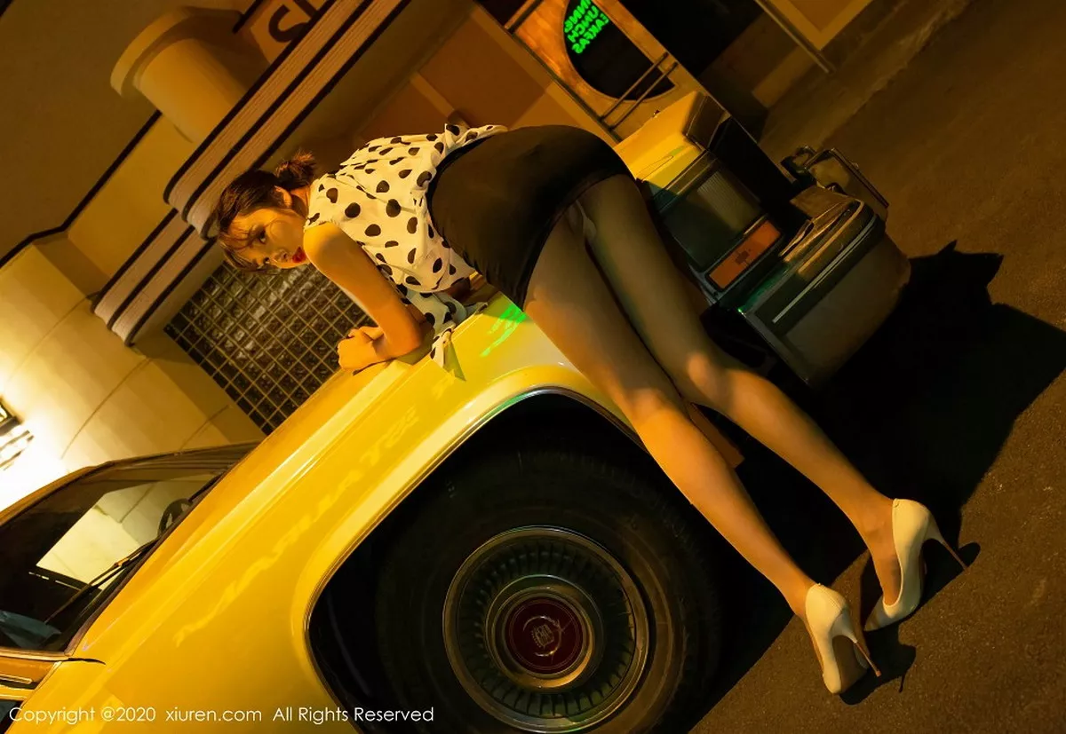 秀人集.com_[XiuRen秀人网]No.2222_嫩模陆萱萱出租车司机主题车内半脱露曼妙身材撩人诱惑写真76P