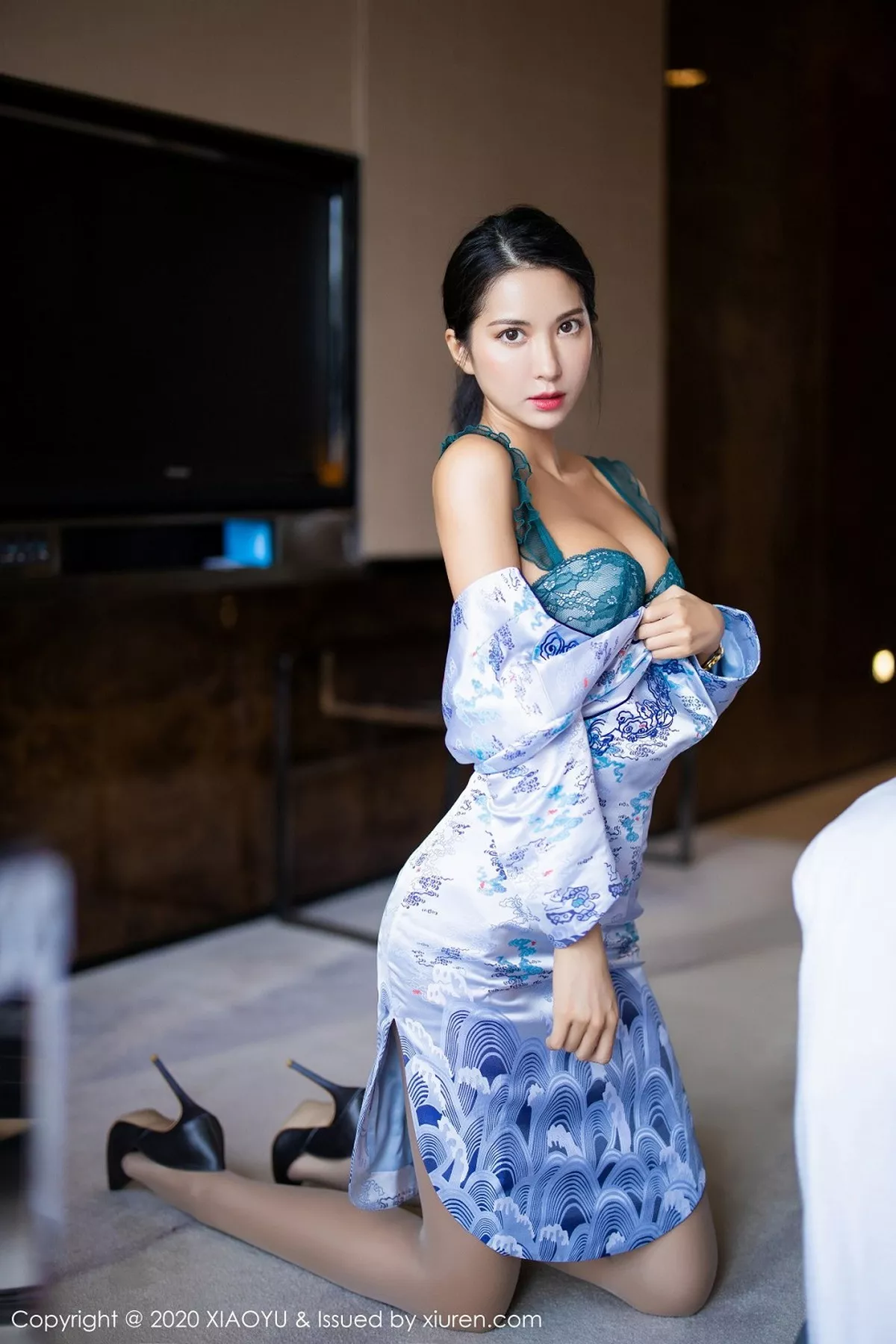 秀人集.com_[XiaoYu画语界]Vol.304_嫩模Carry青花瓷古韵旗袍半脱露性感内衣秀美腿迷人写真71P