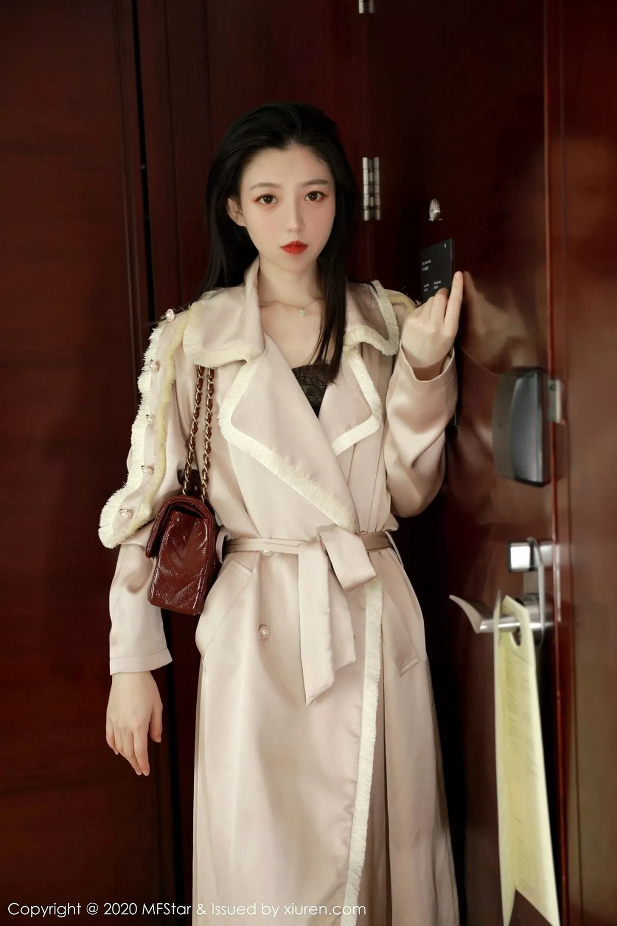 秀人集.com_[MFStar模范学院]Vol.325_嫩模言沫私房黑色缕空情趣内衣配开档黑丝极致魅惑写真61P