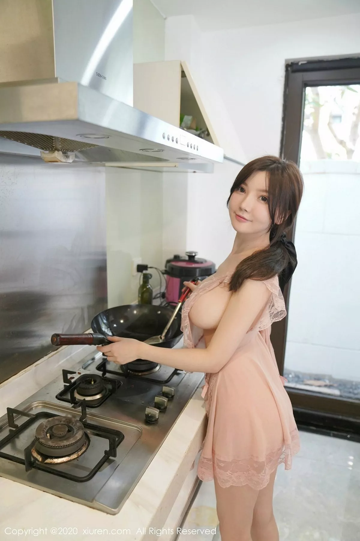 秀人集.com_[XiuRen秀人网]No.2186_女神糯美子Mini三亚旅拍性感厨娘主题粉色薄纱真空秀豪乳诱惑写真100P