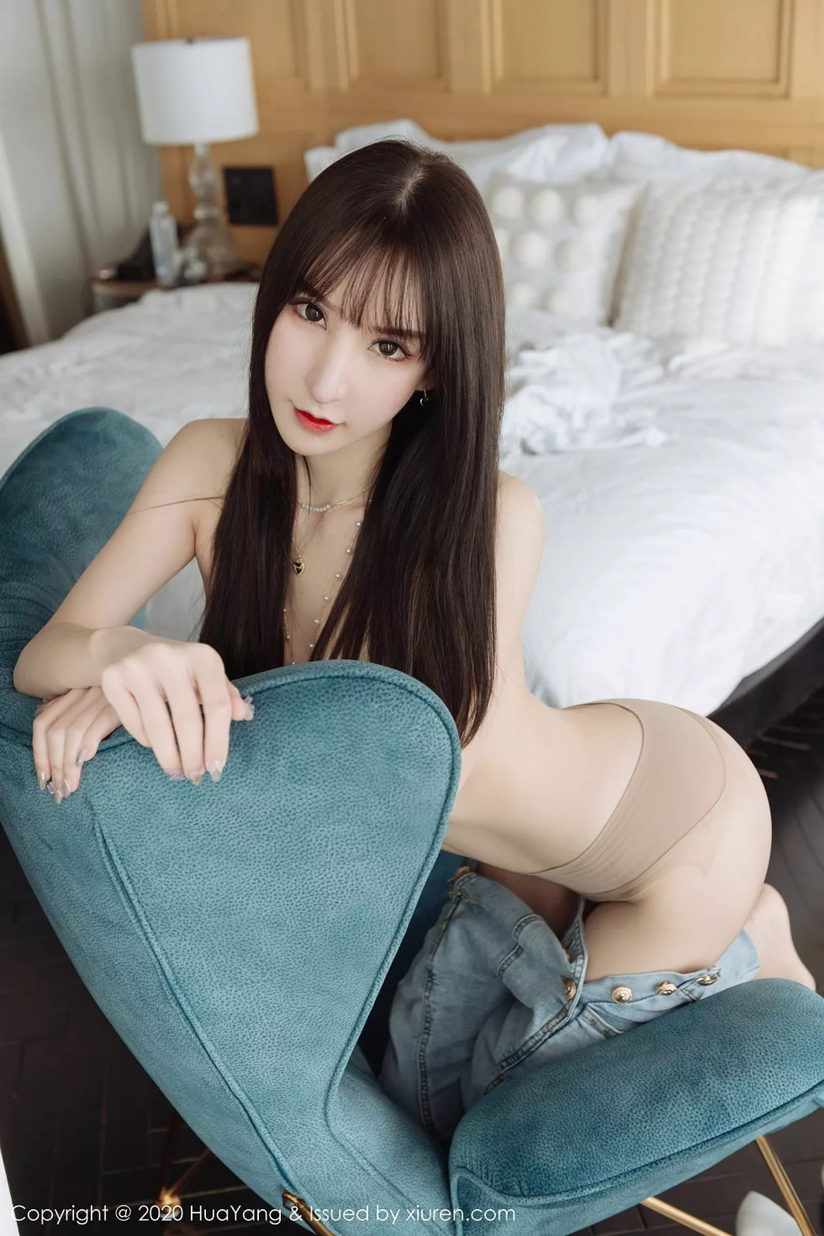 秀人集.com_[HuaYang花漾]Vol.246_女神周于希Sandy云南旅拍私房无内肉丝裤袜秀翘臀惹火诱惑写真70P