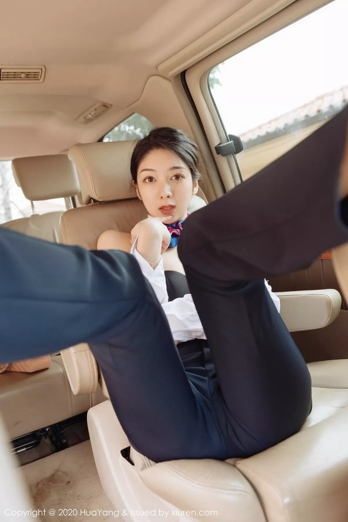 秀人集.com_[HuaYang花漾]Vol.248_女神Angela小热巴云南旅拍职业装车拍开档肉丝裤袜诱惑写真53P