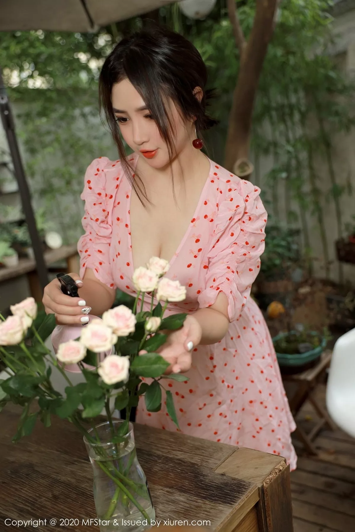 秀人集.com_[MFStar模范学院]Vol.338_嫩模蛋糕Cake大理旅拍小碎花裙半脱露性感内衣诱惑写真45P