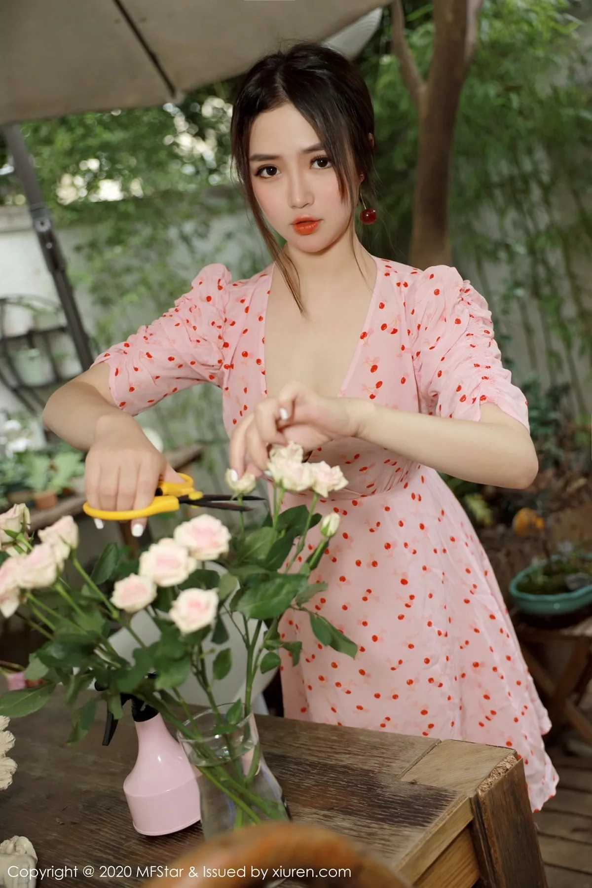 秀人集.com_[MFStar模范学院]Vol.338_嫩模蛋糕Cake大理旅拍小碎花裙半脱露性感内衣诱惑写真45P