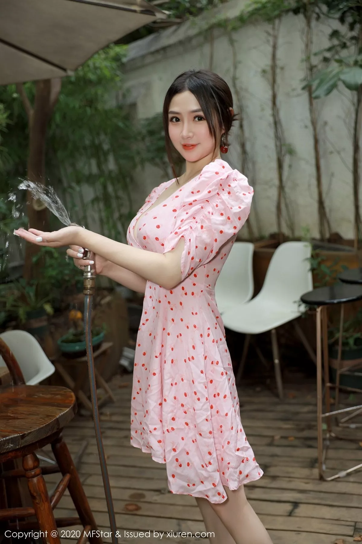 秀人集.com_[MFStar模范学院]Vol.338_嫩模蛋糕Cake大理旅拍小碎花裙半脱露性感内衣诱惑写真45P