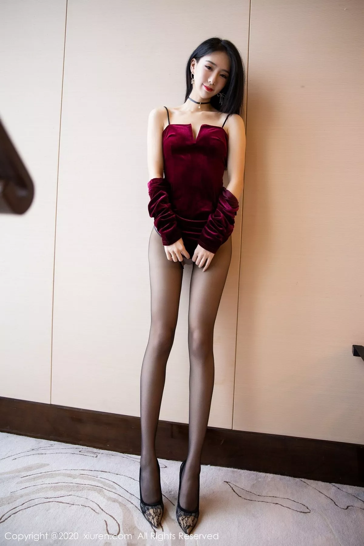 秀人集.com_[XiuRen秀人网]No.2284_嫩模BABY_柒阁楼上酒红色连身裙配开档黑丝裤袜秀美腿诱惑写真100P