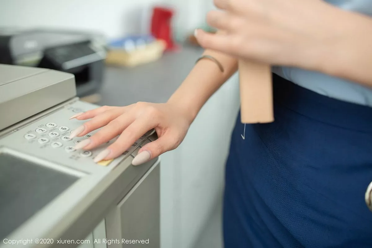 秀人集.com_[XiuRen秀人网]No.2257_嫩模陈小喵客服剧情主题短裙配无内黑丝裤袜极致魅惑写真85P