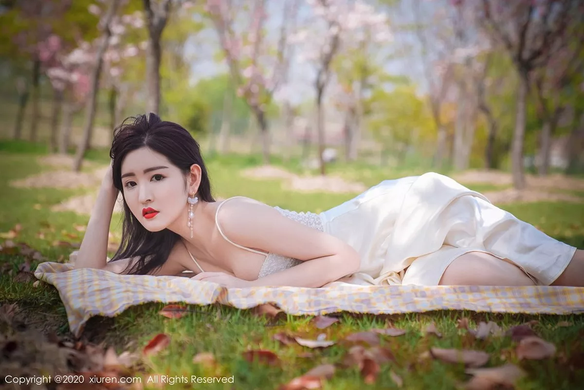 秀人集.com_[XiuRen秀人网]No.2297_嫩模沈梦瑶外景吊裙主题草地上半脱裙子真空露火辣身材诱惑写真55P