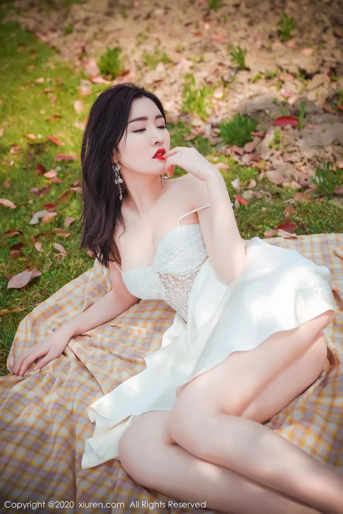 秀人集.com_[XiuRen秀人网]No.2297_嫩模沈梦瑶外景吊裙主题草地上半脱裙子真空露火辣身材诱惑写真55P