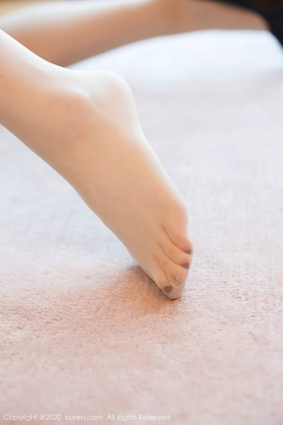 秀人集.com_[XiuRen秀人网]No.2305_女神Angela小热巴空乘制服主题剧情镜头下半脱秀完美身材写真100P