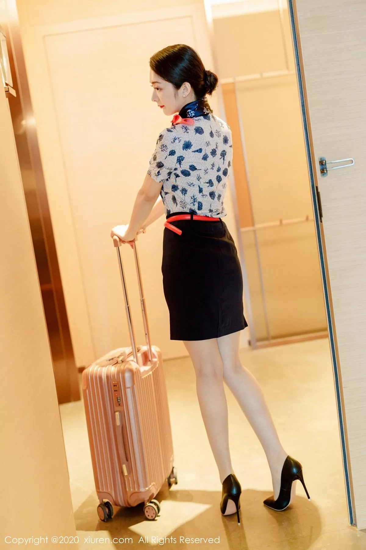 秀人集.com_[XiuRen秀人网]No.2305_女神Angela小热巴空乘制服主题剧情镜头下半脱秀完美身材写真100P