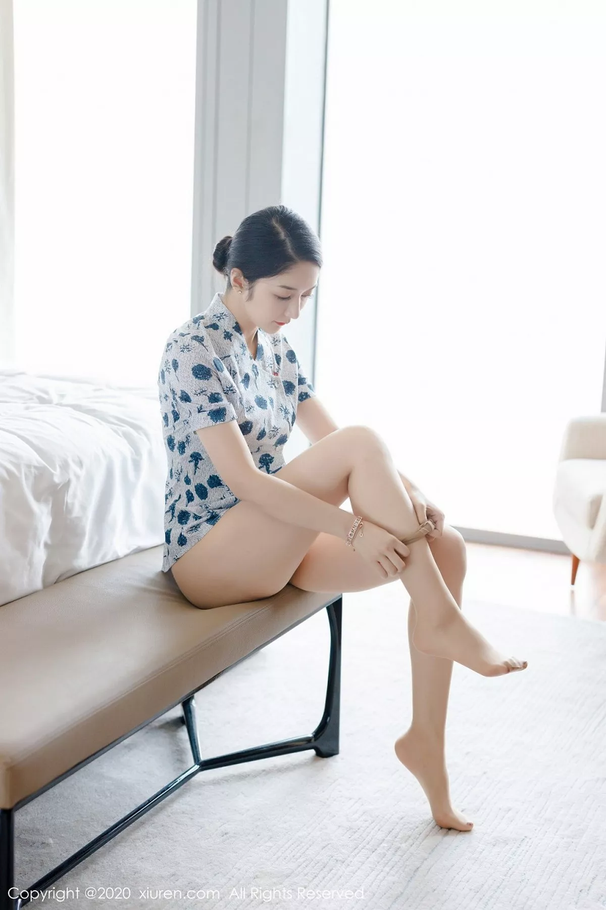 秀人集.com_[XiuRen秀人网]No.2305_女神Angela小热巴空乘制服主题剧情镜头下半脱秀完美身材写真100P