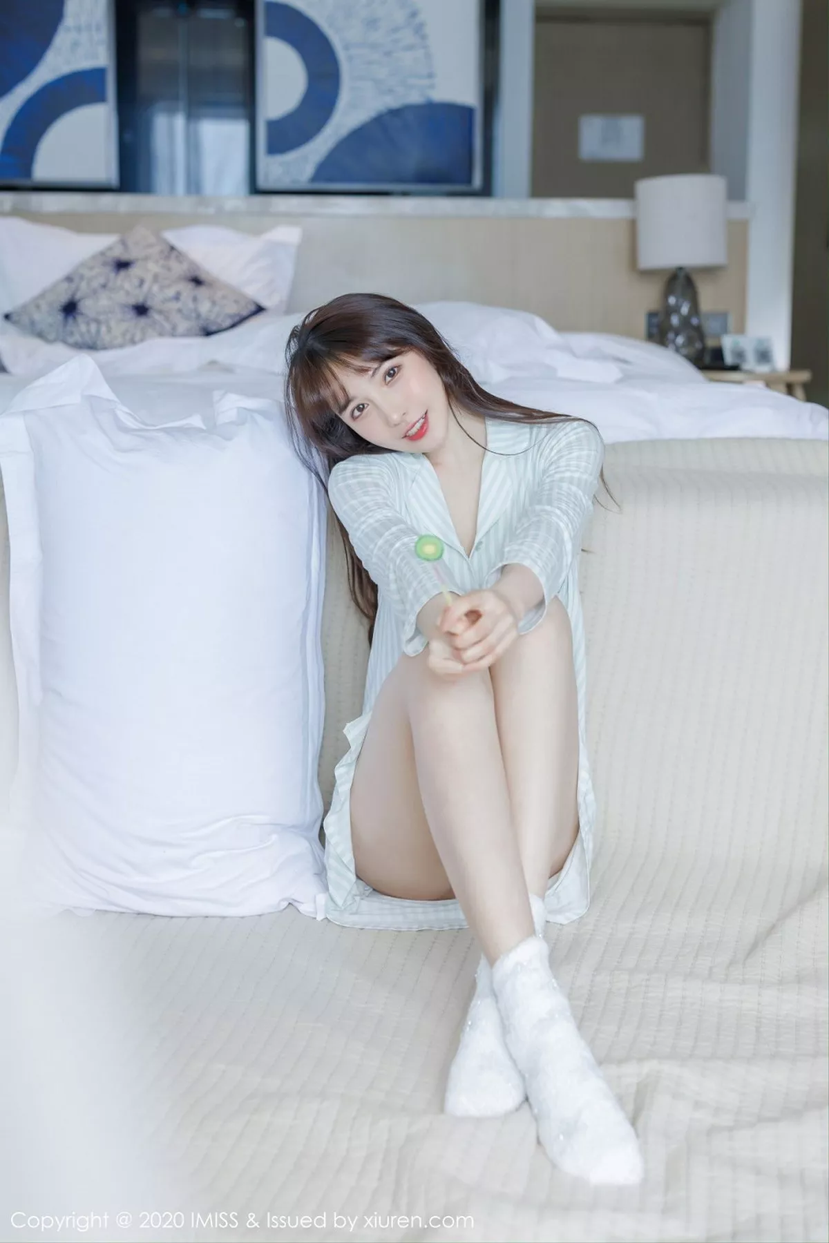 秀人集.com_[IMISS爱蜜社]Vol.481_女神Lynn刘奕宁私房床上性感衬衣半脱秀完美身材诱惑写真24P