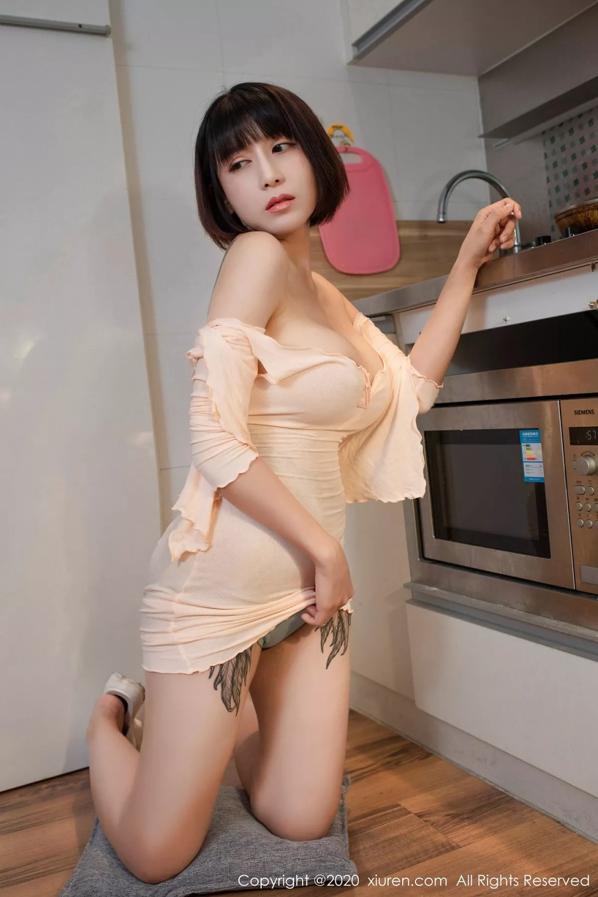 秀人集.com_[XiuRen秀人网]No.2318_大美妞安妮斯朵拉Ann黑丝裤袜+粉色低胸裙秀完美身材诱惑写真64P