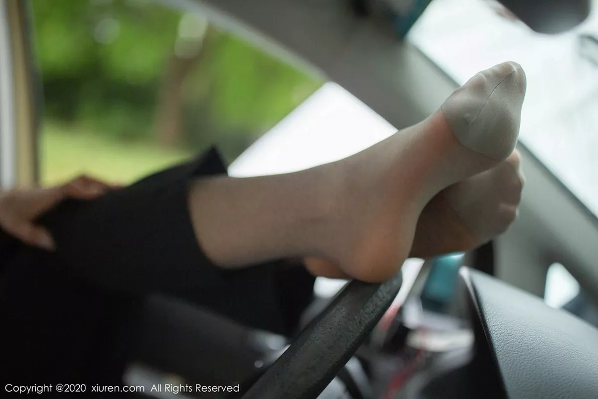 秀人集.com_[XiuRen秀人网]No.2322_嫩模陈小喵出租车司机主题车拍系列红色内衣配无内灰丝诱惑写真76P