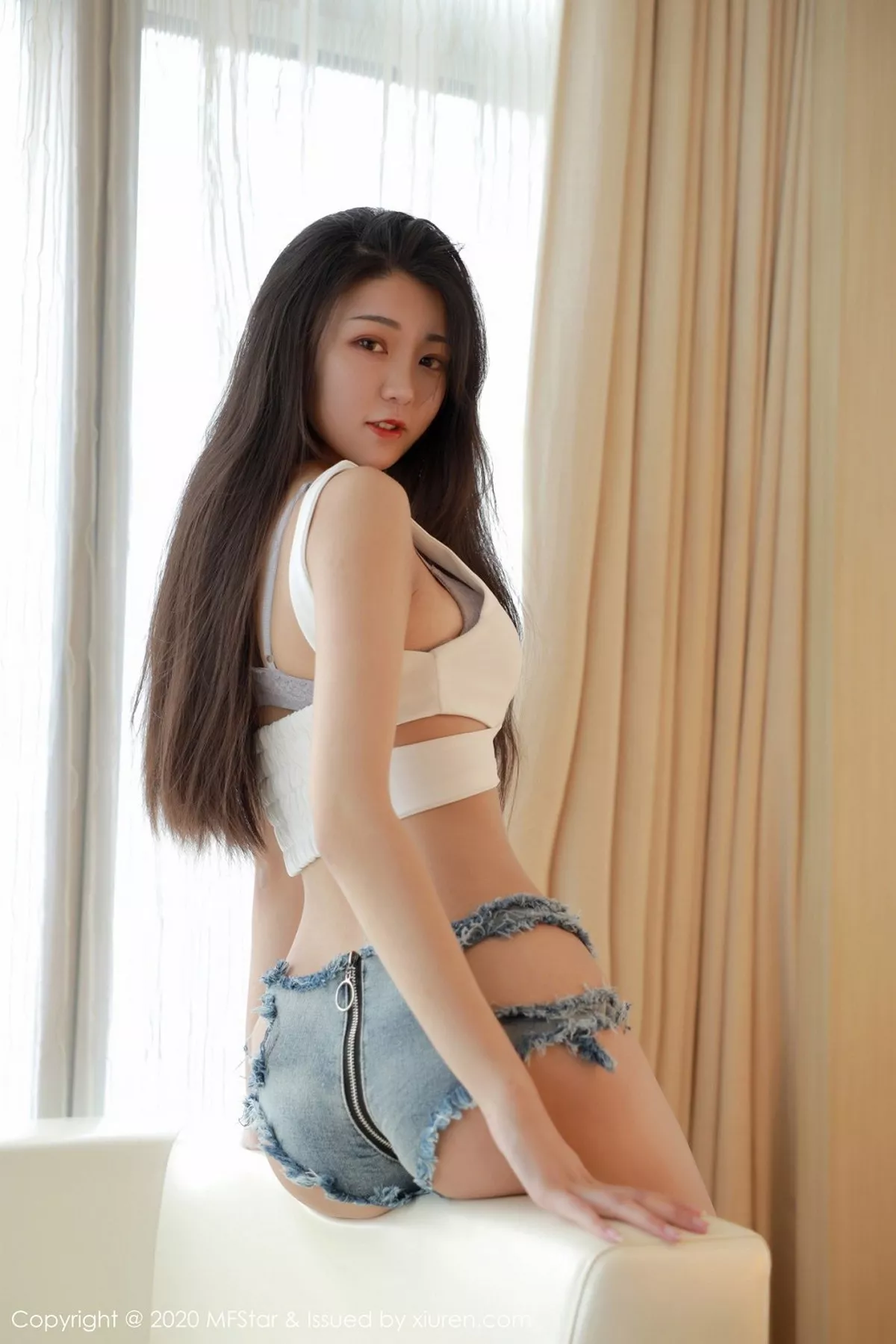 秀人集.com_[MFStar模范学院]Vol.346_嫩模Laura苏雨彤私房超短牛仔裤半脱露翘臀撩人诱惑写真45P