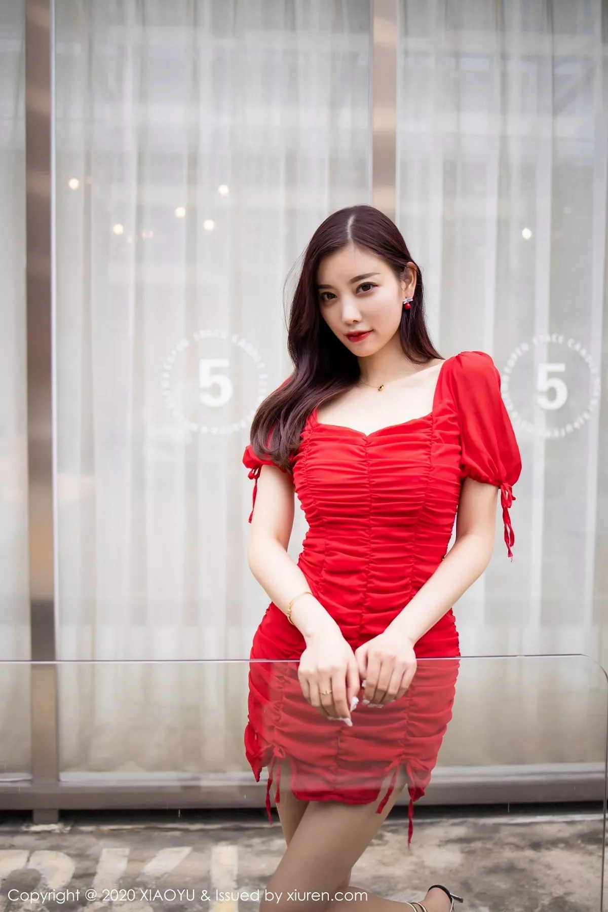 秀人集.com_[XiaoYu画语界]Vol.326_女神杨晨晨sugar街拍主题鲜艳红裙秀完美身材动人写真73P