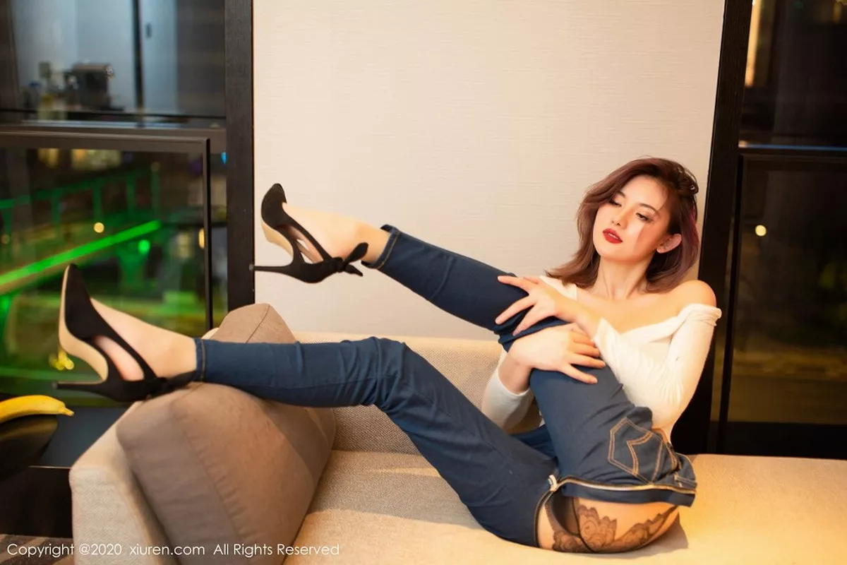 秀人集.com_[XiuRen秀人网]No.2334_嫩模就是阿朱啊牛仔裤主题私房半脱秀火辣身材极致诱惑写真65P