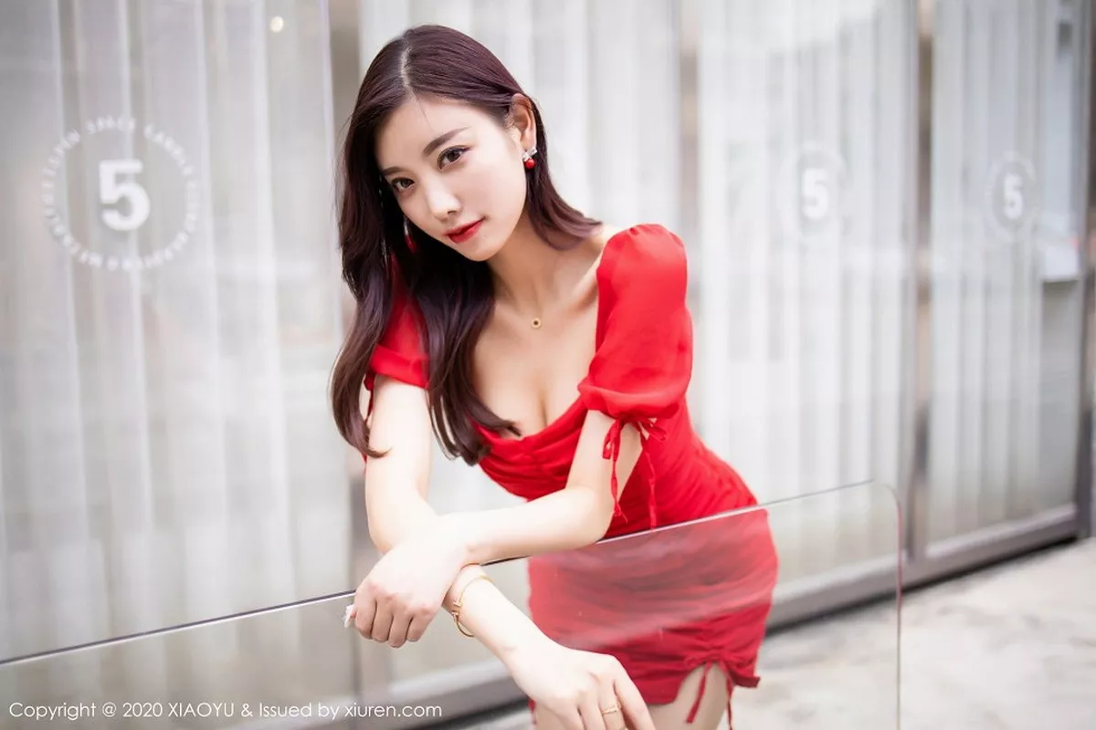 秀人集.com_[XiaoYu画语界]Vol.326_女神杨晨晨sugar街拍主题鲜艳红裙秀完美身材动人写真73P