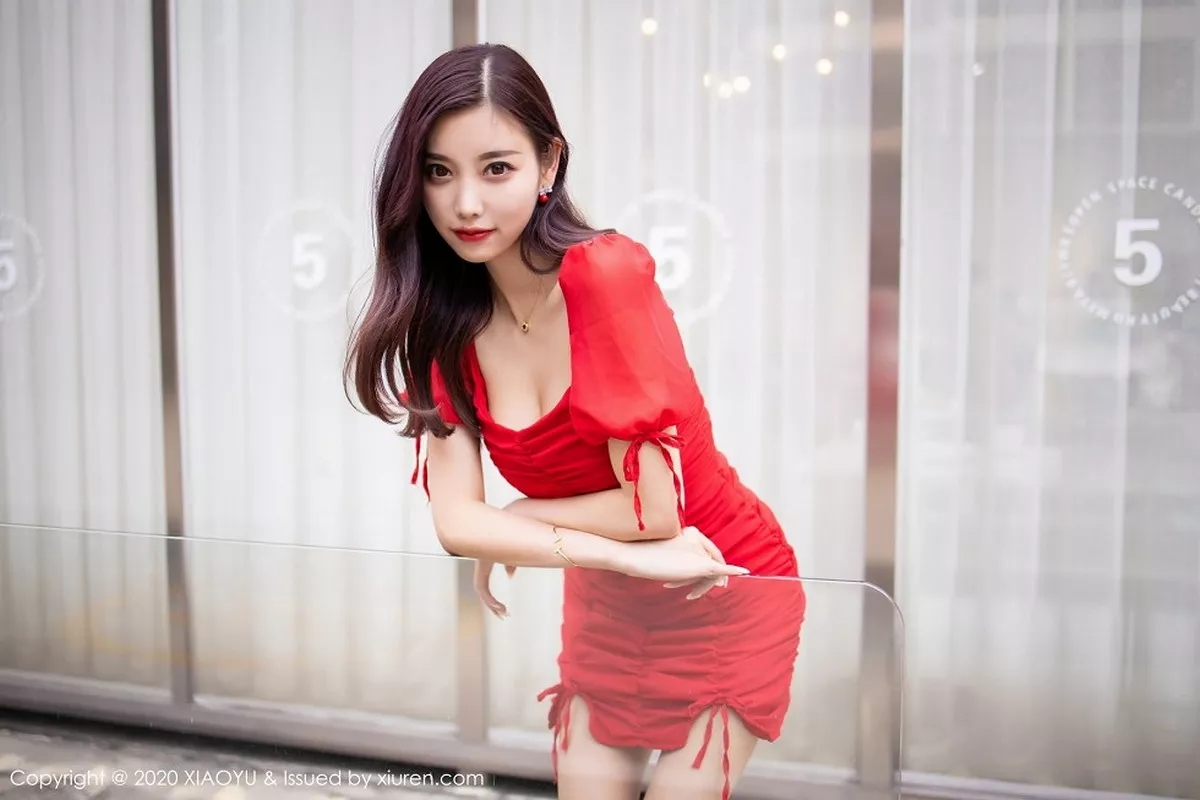 秀人集.com_[XiaoYu画语界]Vol.326_女神杨晨晨sugar街拍主题鲜艳红裙秀完美身材动人写真73P