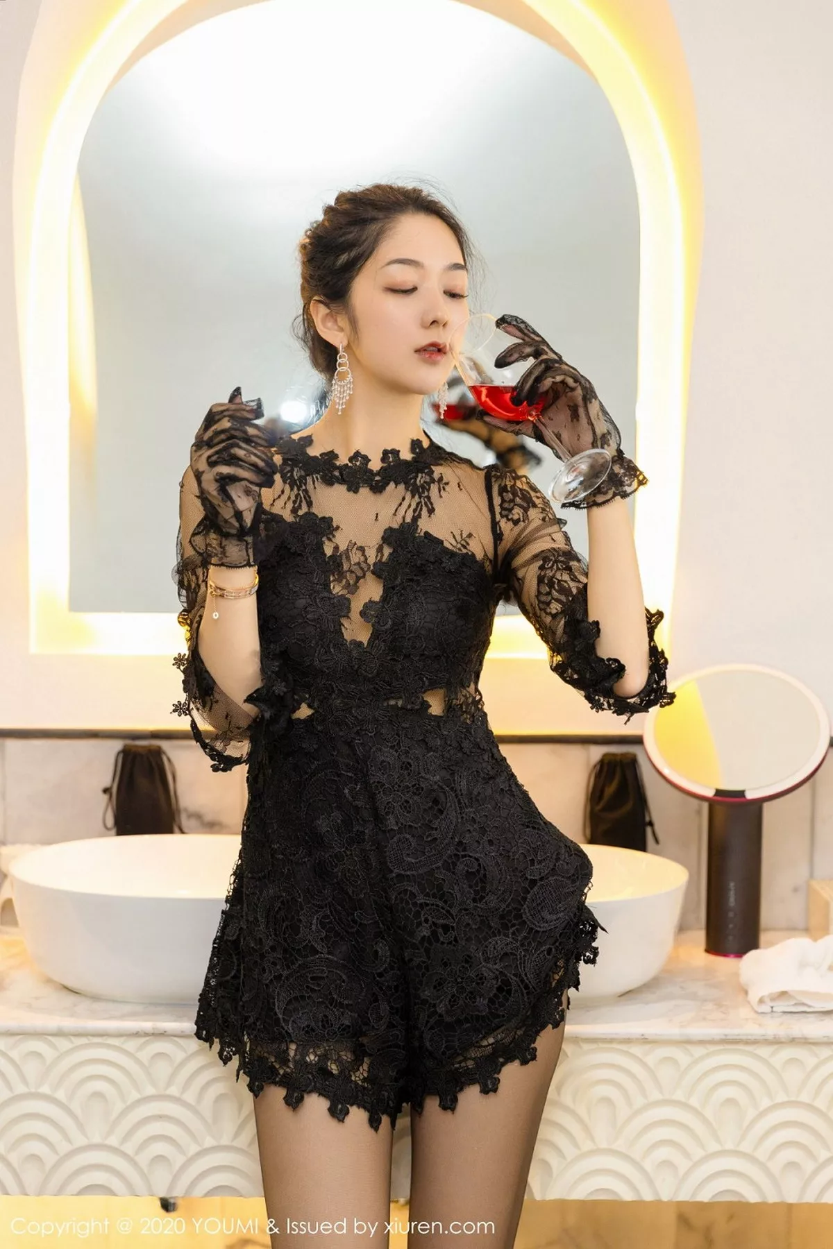 秀人集.com_[YouMi尤蜜荟]Vol.487_女神Angela小热巴大理旅拍性感内衣配开档肉丝裤袜诱惑写真66P