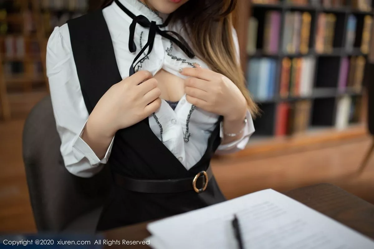 秀人集.com_[XiuRen秀人网]No.2338_嫩模夏诗雯Sally乌镇旅拍图书馆主题黑吊裙配黑丝裤袜诱惑写真68P