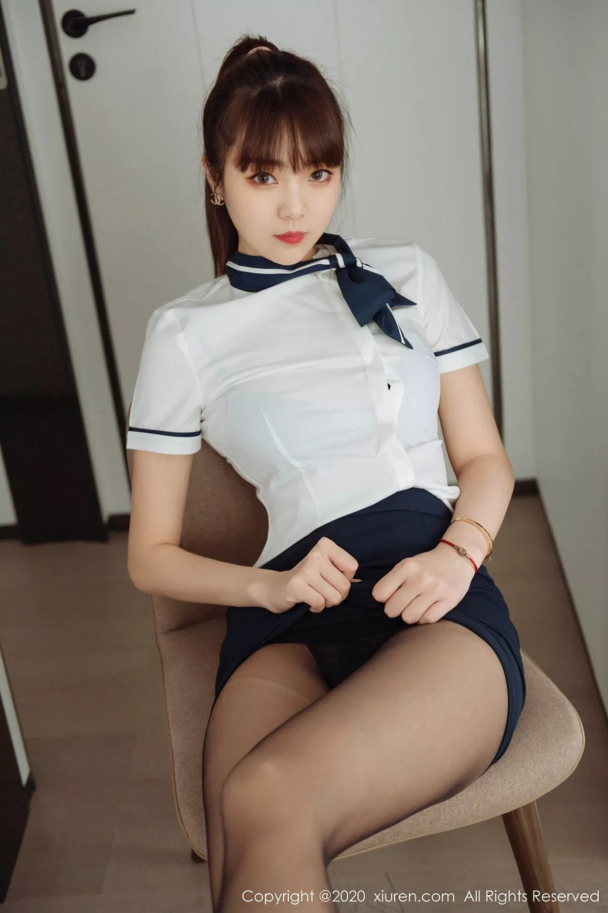 秀人集.com_[XiuRen秀人网]No.2261_嫩模可乐Vicky私房制服短裙下性感黑丝裤袜秀翘臀美腿诱惑写真55P