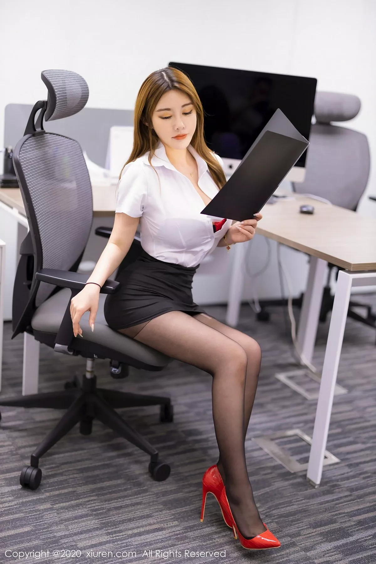 秀人集.com_[XiuRen秀人网]No.2260_嫩模软软Roro职场热辣秘书主题开档黑丝裤袜秀惹火身材诱惑写真55P