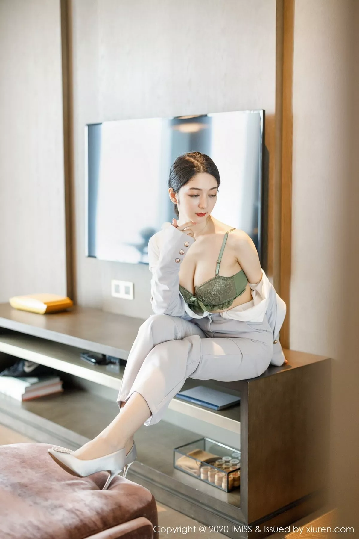 秀人集.com_[IMISS爱蜜社]Vol.483_女神@Angela小热巴飒爽干练西装半脱露性感内衣诱惑写真58P