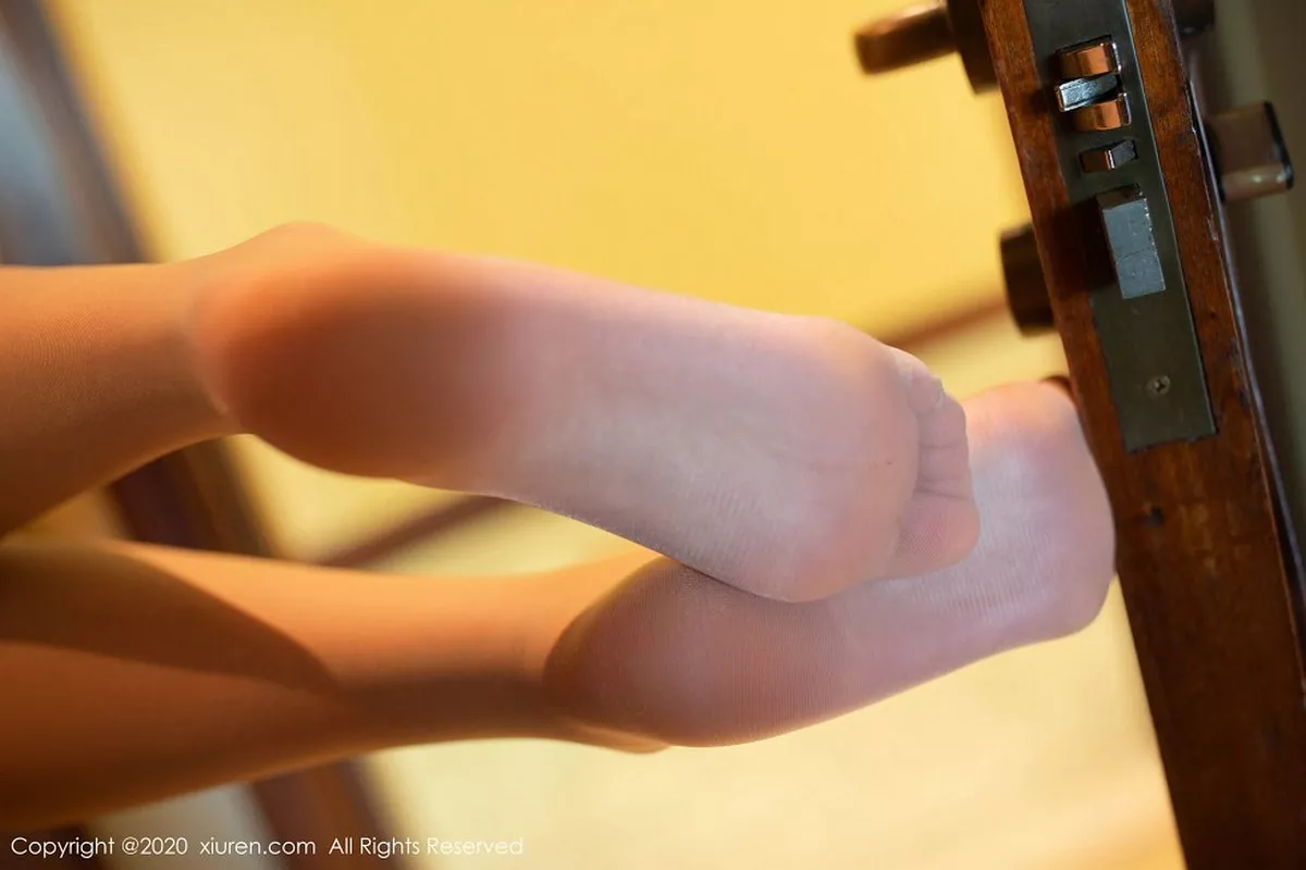 秀人集.com_[XiuRen秀人网]No.2389_女神就是阿朱啊东欧旅拍私房脱长裙露无内肉丝裤袜撩人诱惑写真68P