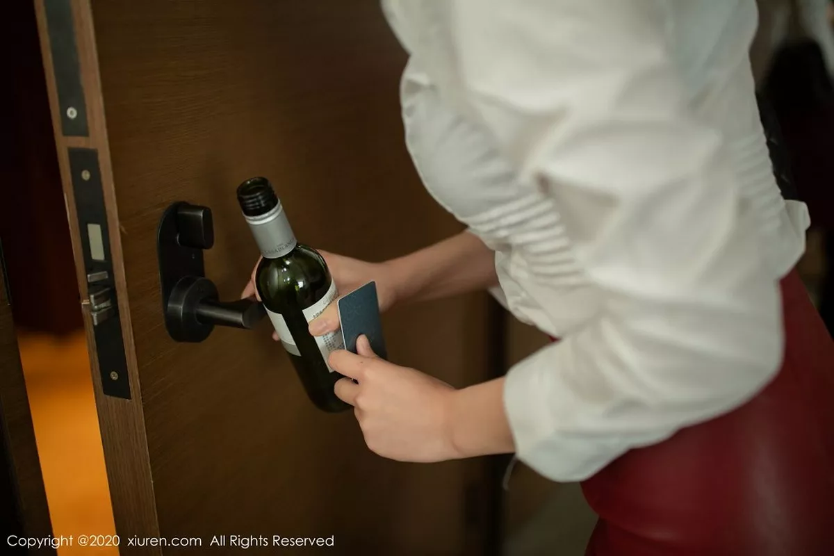 秀人集.com_[XiuRen秀人网]No.2393_嫩模陆萱萱乌镇+太湖旅拍剧情酒后女孩主题无内肉丝裤袜诱惑写真73P