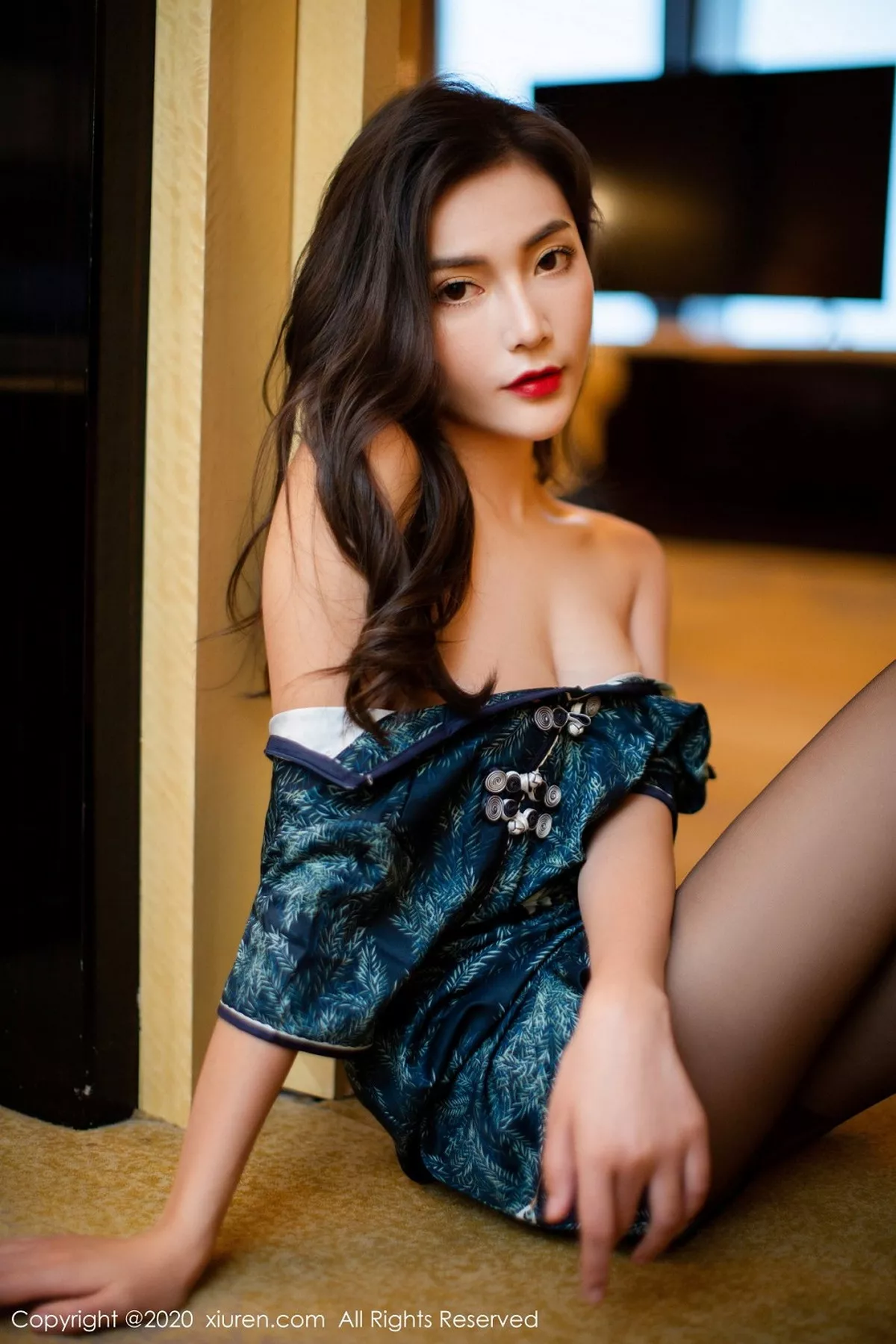 秀人集.com_[XiuRen秀人网]No.2411_嫩模夏玥私房古韵旗袍配性感黑丝裤袜秀完美身材诱惑写真61P