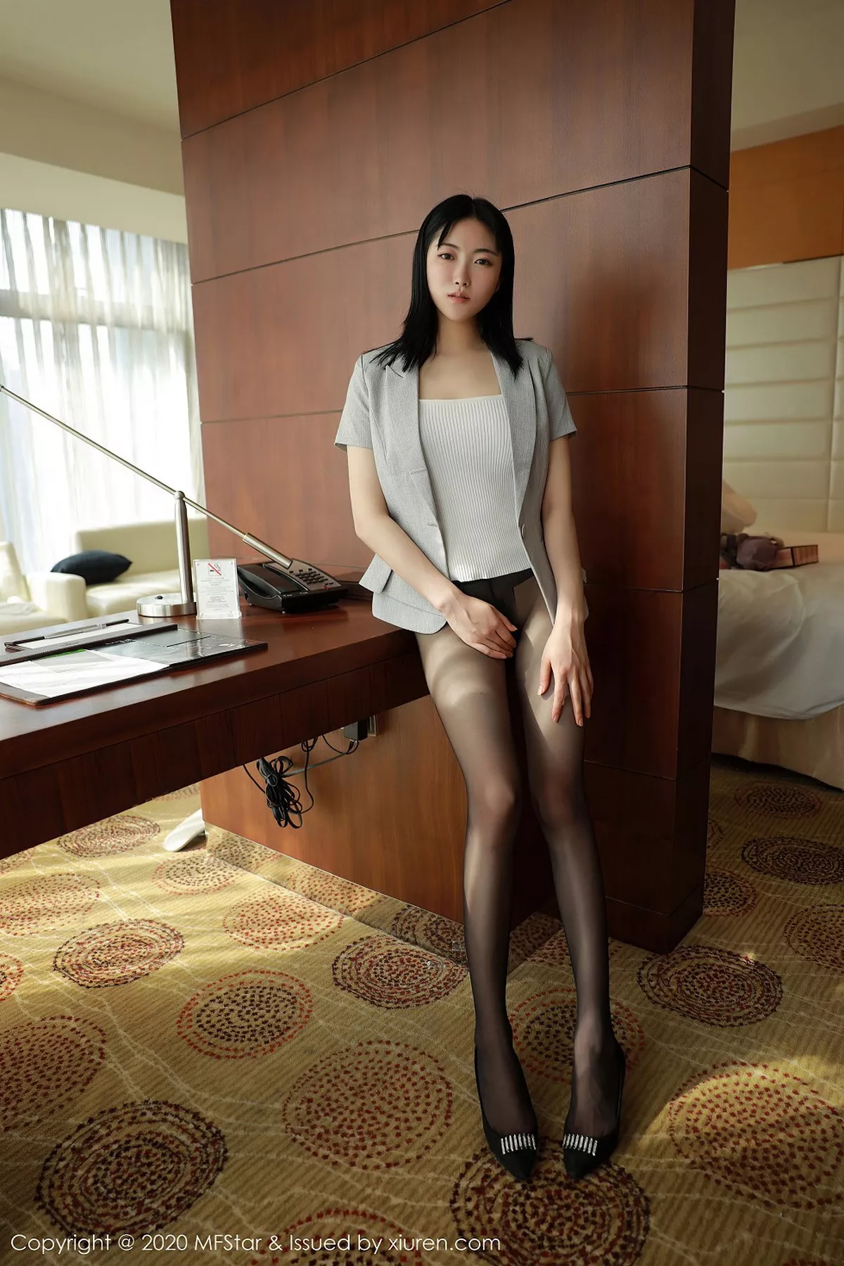秀人集.com_[MFStar模范学院]Vol.366_嫩模林小艺职场职业OL主题性感黑丝裤袜秀美腿诱惑写真55P
